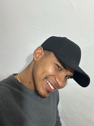 Gorro negro y suéter gris