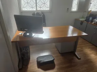 Scrivania da ufficio in legno e metallo