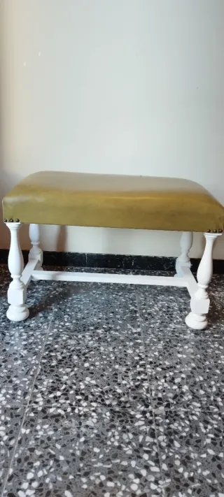 Conjunt butaca "descalzadora" i banc estil retro