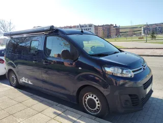 Furgoneta camperizada pequeña con techo elevable