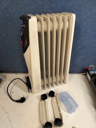 Radiador Eléctrico FM RW-15 1500W – Compacto con Termostato y Ruedas