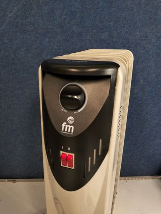 Radiador Eléctrico FM RW-15 1500W – Compacto con Termostato y Ruedas