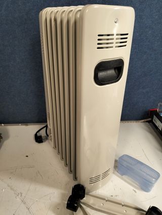 Radiador Eléctrico FM RW-15 1500W – Compacto con Termostato y Ruedas