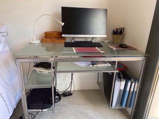 Tavolo da scrivania in vetro e metallo