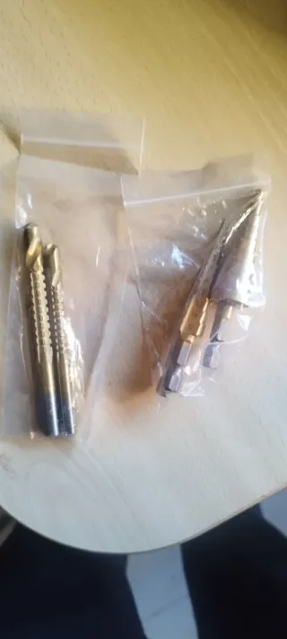 Brocas escalonadas y machos de roscar