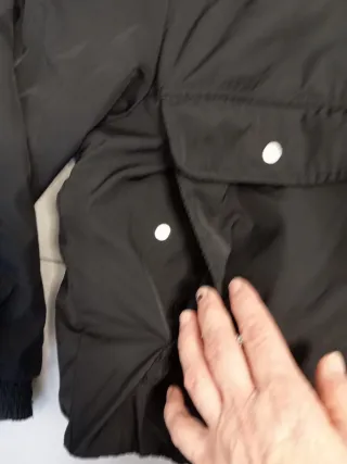 Cazadora negra con capucha forrada talla S