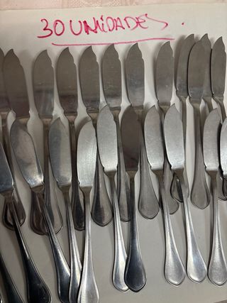 Coltello per pesce in metallo con manico a pala