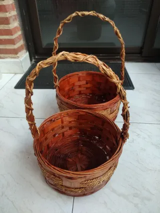 2 Cestas de mimbre y madera