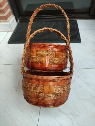 2 Cestas de mimbre y madera