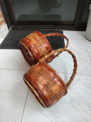 2 Cestas de mimbre y madera