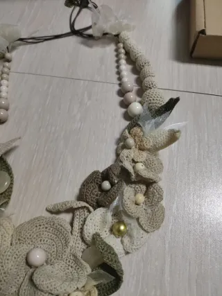 Collar artesanal beige y dorado