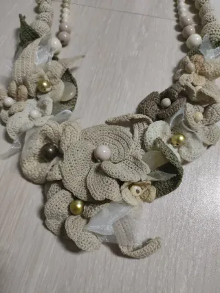 Collar artesanal beige y dorado