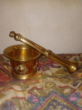 Mortero y mano de bronce