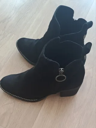 Botines tacón ante negro con cremallera