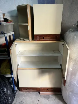 Muebles de cocina beige y marrón