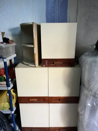 Muebles de cocina beige y marrón