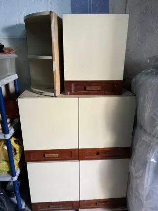 Muebles de cocina beige y marrón