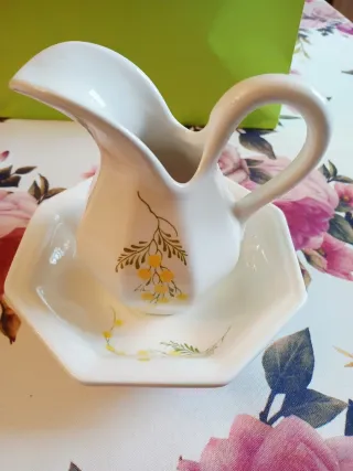 Brocca in porcellana con decoro floreale