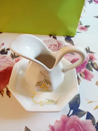 Brocca in porcellana con decoro floreale