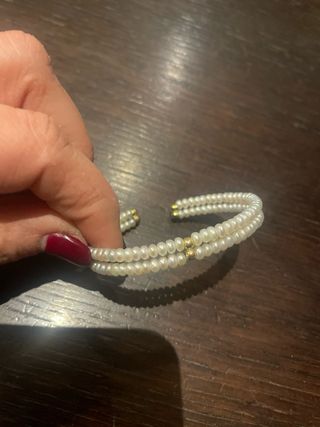 Bracciale perle bianche con dettagli oro