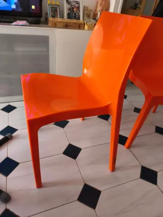 Sillas de plástico naranja muy robustas(poco uso)