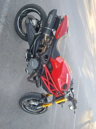 Ducati Monster 696 Roja y Negra