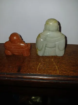 Statuette Buddha sorridente in pietra e marmo