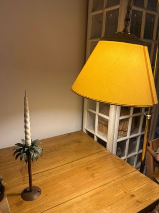 Lámpara de pie dorada y beige