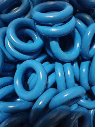 100 aros de madera azul medio