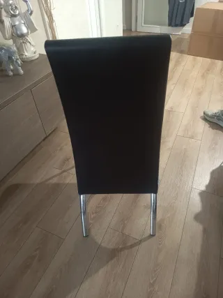 Sillas de comedor marrones y plateadas