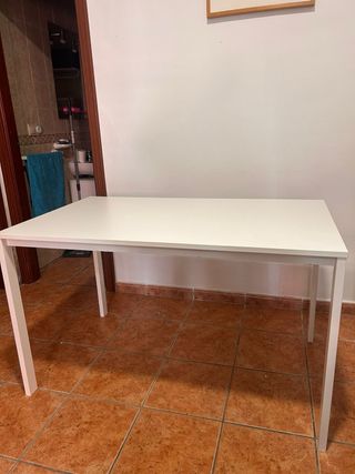 Mesa de comedor blanca de madera
