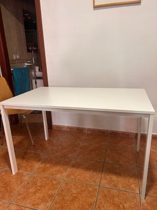Mesa de comedor blanca de madera