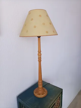 Lámpara de mesa pie madera.