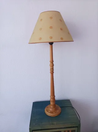 Lámpara de mesa pie madera.