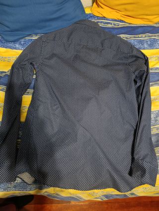 Camisa Easy Wear azul con puntos blancos