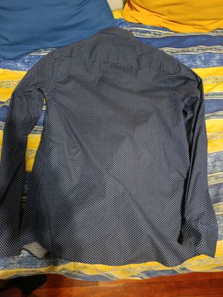 Camisa Easy Wear azul con puntos blancos