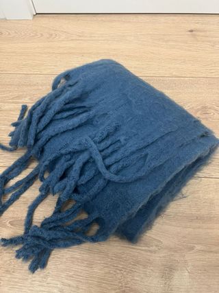 Bufanda azul con flecos