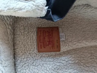 Cazadora Levi's borrego negra