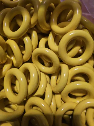 100 aros de madera amarillos