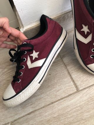 Zapatillas Converse rojas y blancas