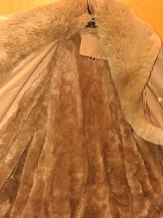 Chaqueta marrón con cuello de pelo