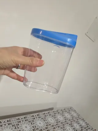 Contenitore in plastica blu e trasparente