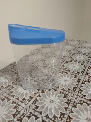 Contenitore in plastica blu e trasparente