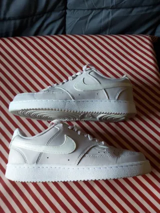 Zapatillas Nike Blancas y Moradas