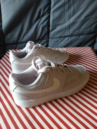 Zapatillas Nike Blancas y Moradas