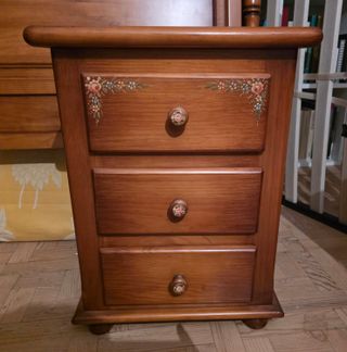 Mesita de noche de madera con flores