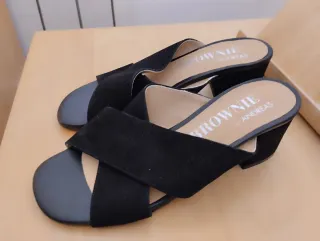 Sandalias de piel negras Brownie.etiquetas