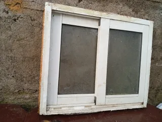 Dos ventanas de hierro