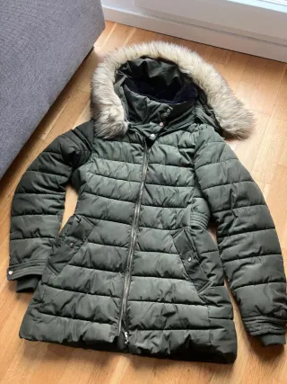 Abrigo plumífero verde oliva con capucha