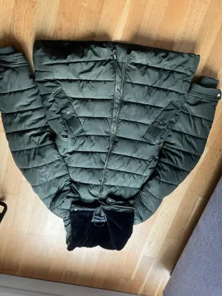 Abrigo plumífero verde oliva con capucha